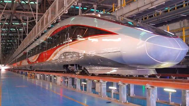 長(zhǎng)編組復(fù)興號(hào)智能動(dòng)車組來(lái)了：商務(wù)座支持手機(jī)無(wú)線充電、投屏